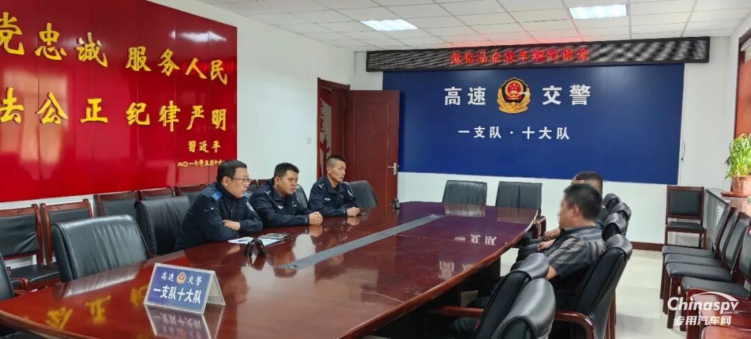 危化品車(chē)“卸標(biāo)”上路山西交警嚴(yán)查