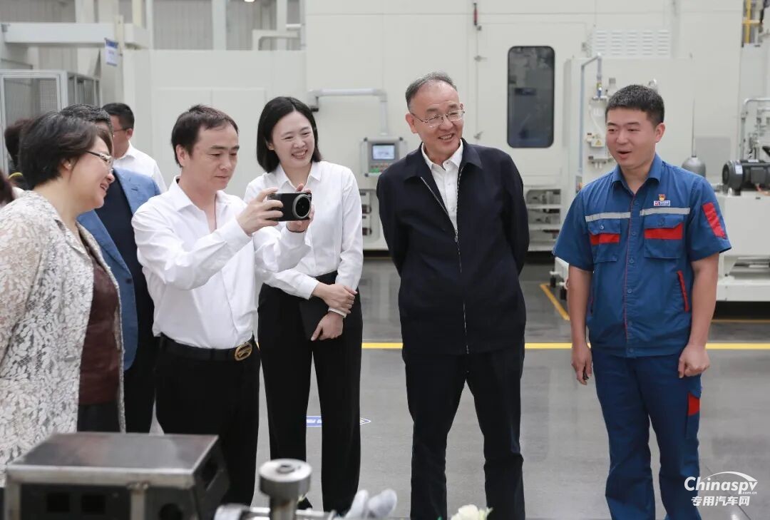 全國(guó)政協(xié)常委、國(guó)家郵政局原局長(zhǎng)馬軍勝帶隊(duì)到玉柴調(diào)研