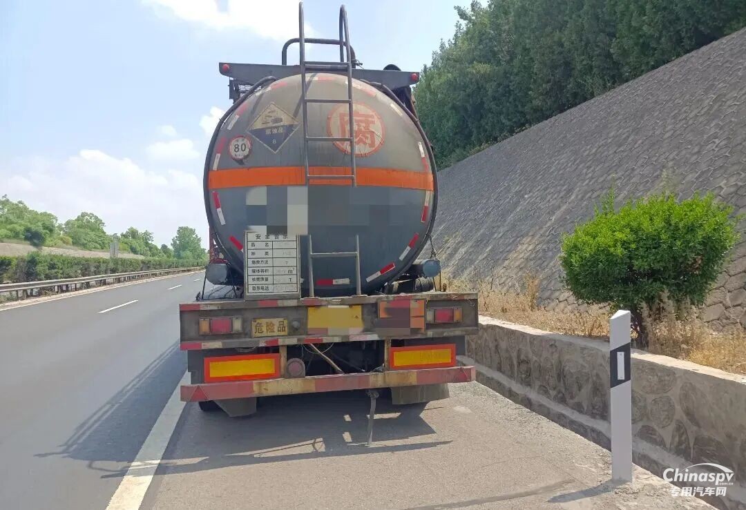 山西一危化品車違規(guī)停放在應(yīng)急車道司機(jī)受罰