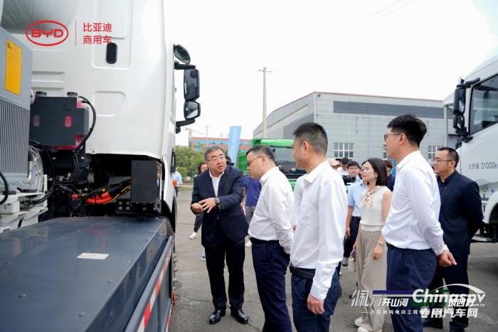 更靈活更高效！比亞迪純電動三軸工程車首次亮相
