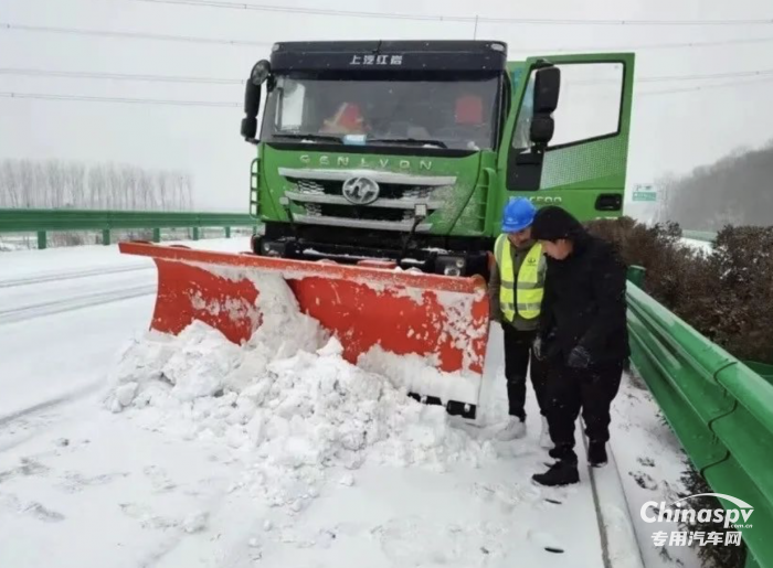 低溫雨雪不斷 清障刻不容緩，上汽紅巖除雪車積極參與道路救援