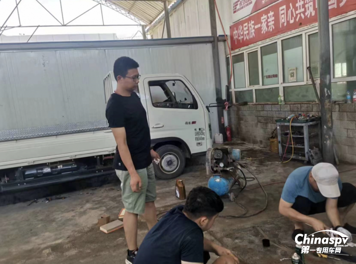 高“烤”中的“車大夫” 領航服務暖人心