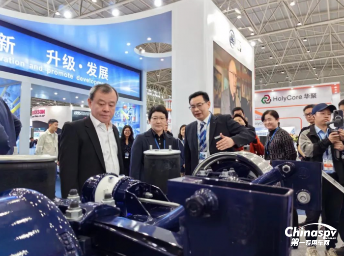 智能化產(chǎn)品成為展會(huì)“主角” 2023中國(guó)國(guó)際商用車(chē)展開(kāi)幕