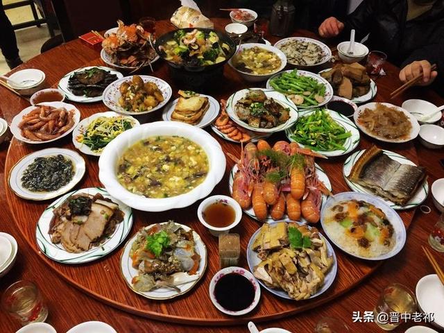 過(guò)年時(shí)你們那邊的習(xí)俗和必吃的傳統(tǒng)食物是什么？
